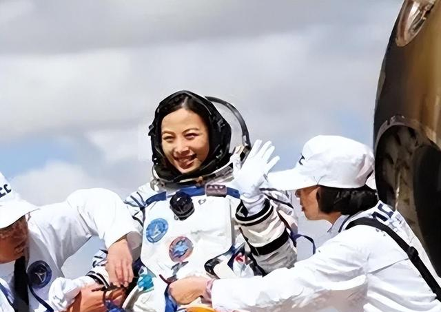 王亚平之女，母亲是航天员，父亲是飞行员，享受四项优待