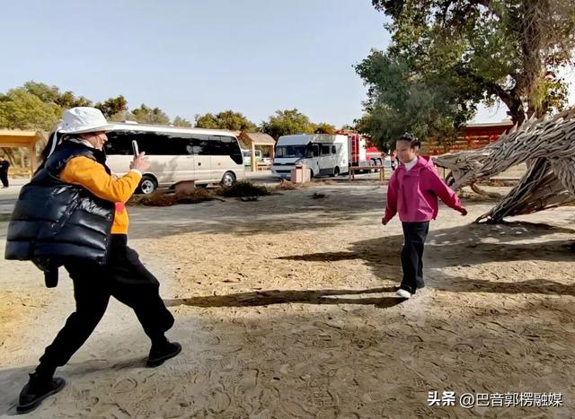 以胡杨为媒 促文旅融合 轮台第十届胡杨文化旅游系列活动燃爆金秋