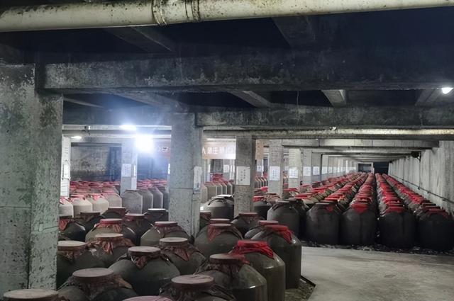 胖东来“自由爱”热卖后，又一白酒杀疯了！100%纯粮仅售128元