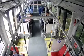 男孩公交车上喉咙被卡，危急时刻车长做了这个动作！图片