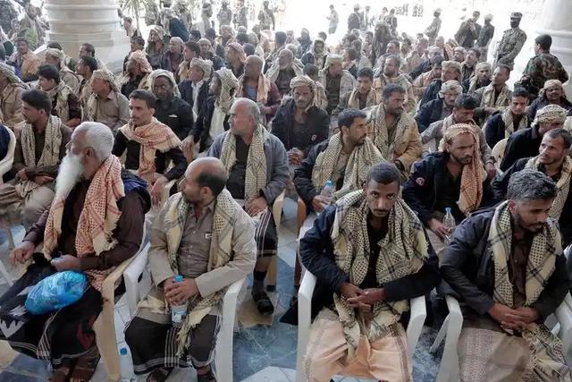 沙特不宣而战猛烈轰炸,多款战机连续发射炸弹,打破中东平静