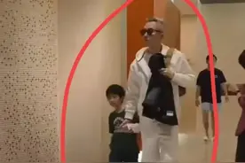 主持人程雷近况曝光！打扮时尚，带2个儿子逛商场，娇妻难得露面图片