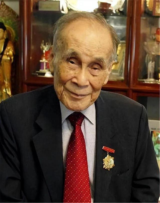 将2000亿资产无偿捐给国家，死后享国葬待遇，儿子却开大巴谋生