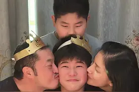 胡可沙溢晒全家福为长子庆生，13岁安吉被爸妈亲吻，撞脸刘昊然图片