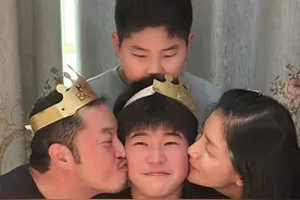 胡可沙溢晒全家福为长子庆生，13岁安吉被爸妈亲吻，撞脸刘昊然图片