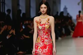 沈梦辰巴黎走秀，一身中国红礼服直接炸裂全场！图片