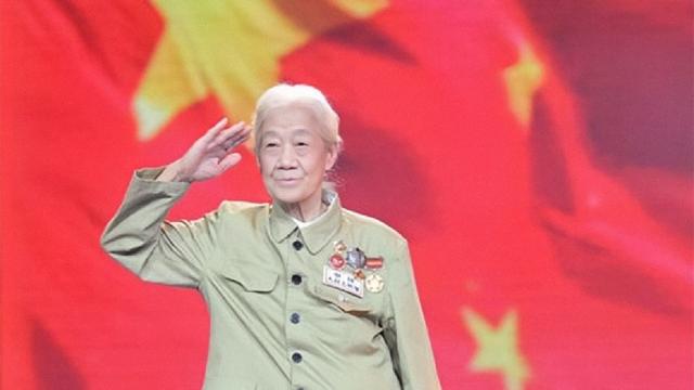 上甘岭，16岁女兵王清珍遇男兵因伤排尿难，二话不说用嘴助其排尿