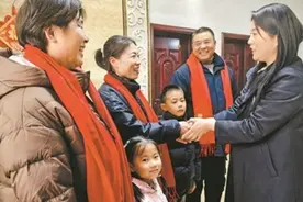 河南省漯河市退役军人事务局开展“寒冬送暖·关爱老兵”活动——爱心红围巾温暖老兵的心图片