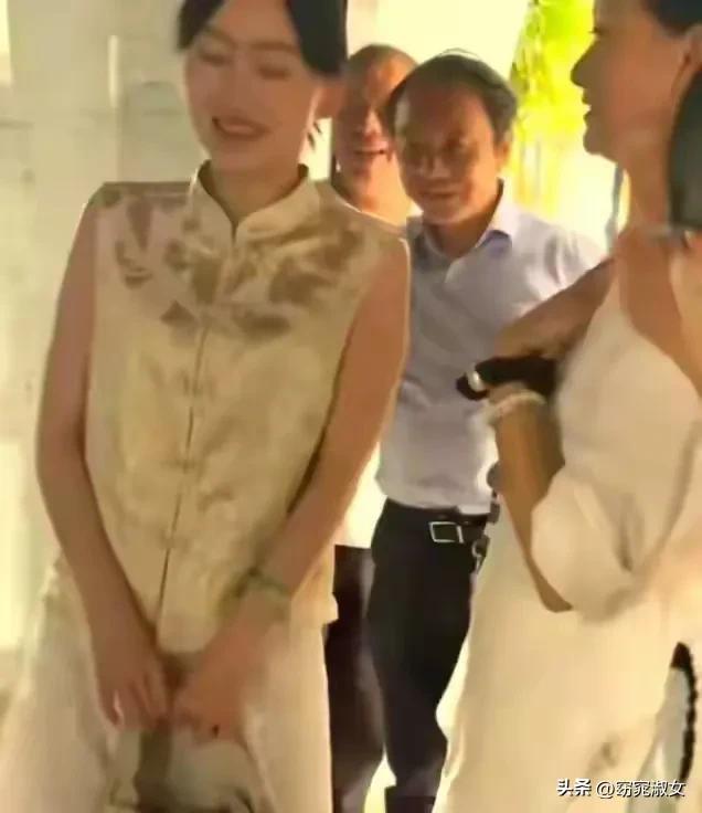 59岁宋祖英私下聚会照流出，穿棉麻衣留短发，印象被完全颠覆了！