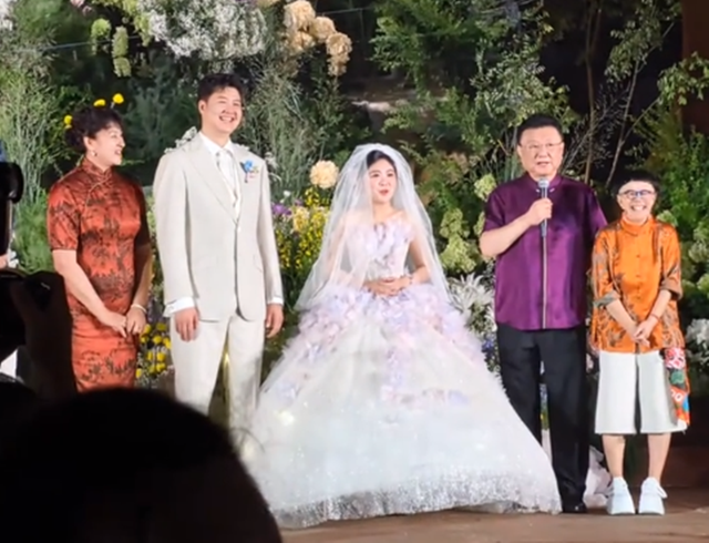 金龟子王宁女儿北京办婚礼，亲家母露面，180高个穿着旗袍好贵气