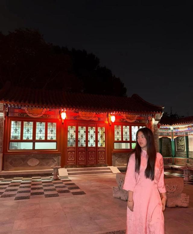 王诗龄晒自家北京小院，大半夜穿旗袍拍照，面无表情上演中式恐怖