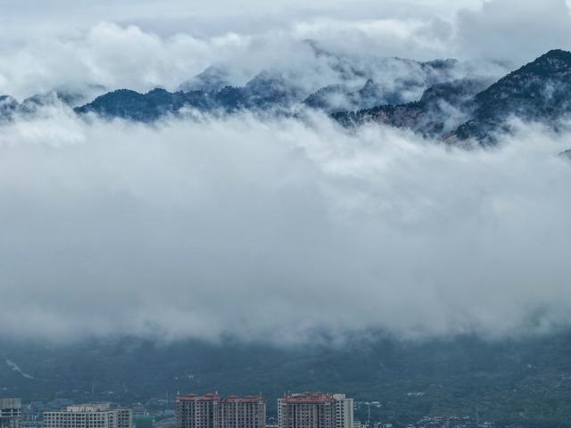 云雾中的泰岳：山与城的对话