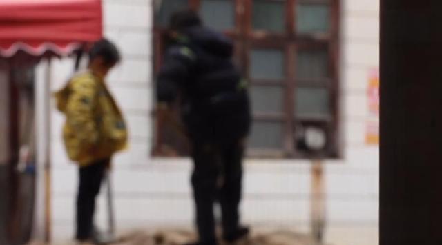 广西厂妹为男友生4孩，十几年后领证时才知：男友有个失踪的妻子