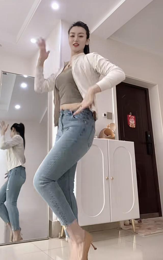 哇，她这大身板，目测身高175，身材比例绝佳，堪称十全十美