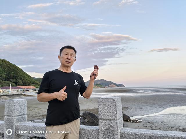 看日出云里难见尊容，望日落天空缺少云霞。