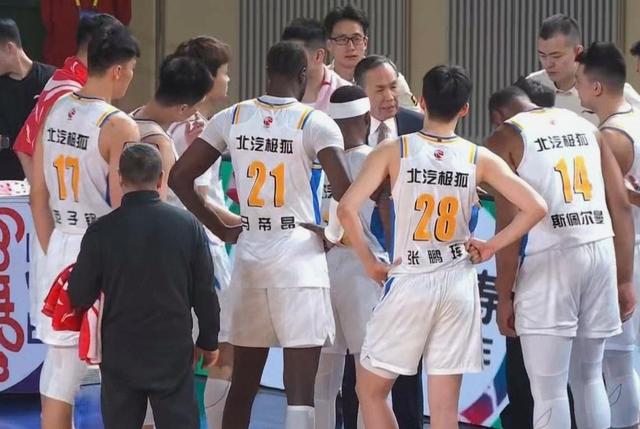 随着广东+北京均险胜，天津拿首胜，CBA最新积分榜：全败只余1队