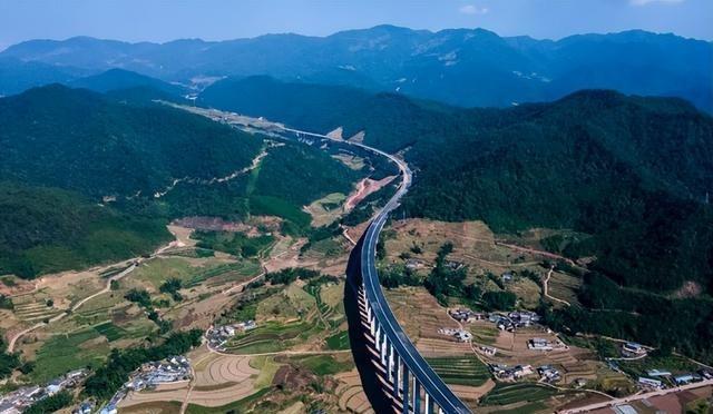 中国的一块飞地，紧邻缅甸到处是外国车，10米高的界墙安全感十足