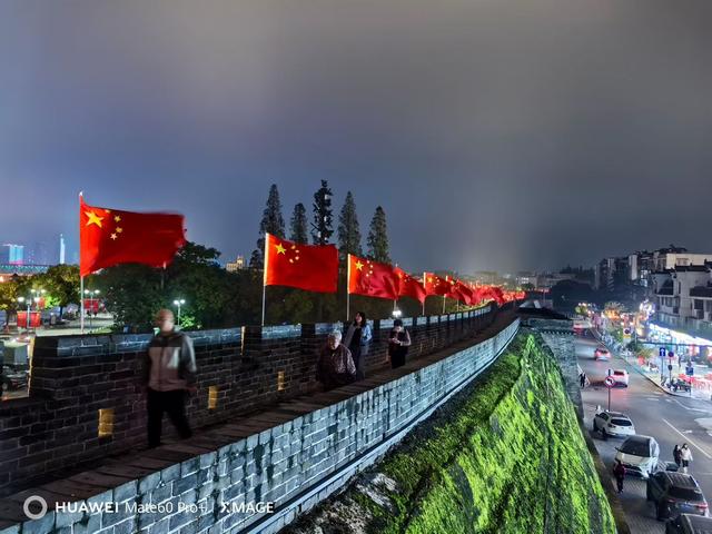 腾龙阁望汉江浩渺苍茫，古城头看襄阳心越千年。