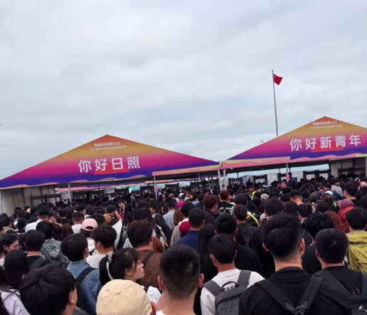 日照音乐节大规模逃票，大批人硬闯冲卡，安检设施受损，文旅回应