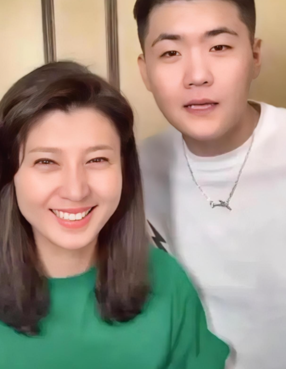 风向变了？央媒公开点名闫学晶，文案信息量大，32岁儿子也被连累