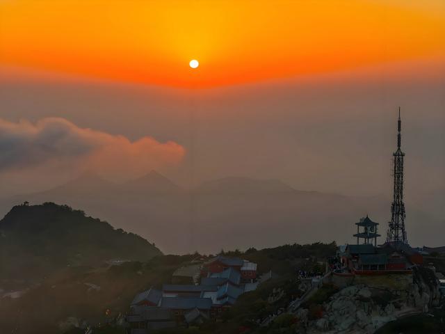 岱顶夕照：天地共染鎏金时