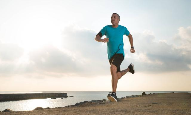 别猜了！常年跑步的人，一眼就能认出：3个“专属特征”藏不住
