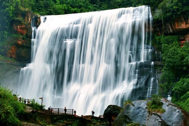 别再去热门景点了！这10个清静小城，人少景美消费低，值得一去