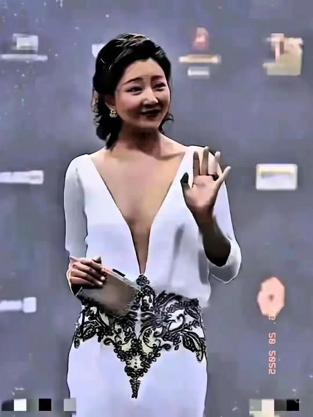殷桃真空穿连体衣惊艳全网 前凸后翘的身材 性感又迷人 气质状态超绝
