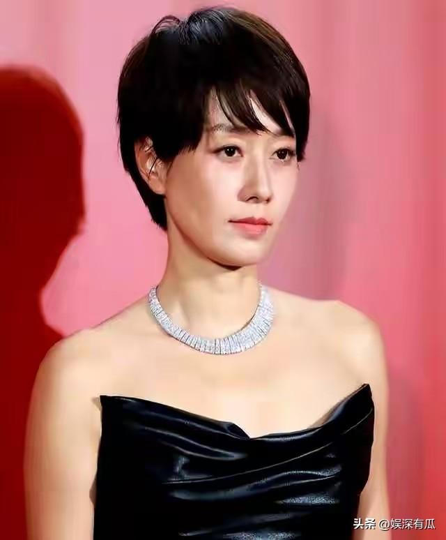 直到看见39岁嘴歪脸僵，还发腮的江疏影，才知道马伊琍的话没错！