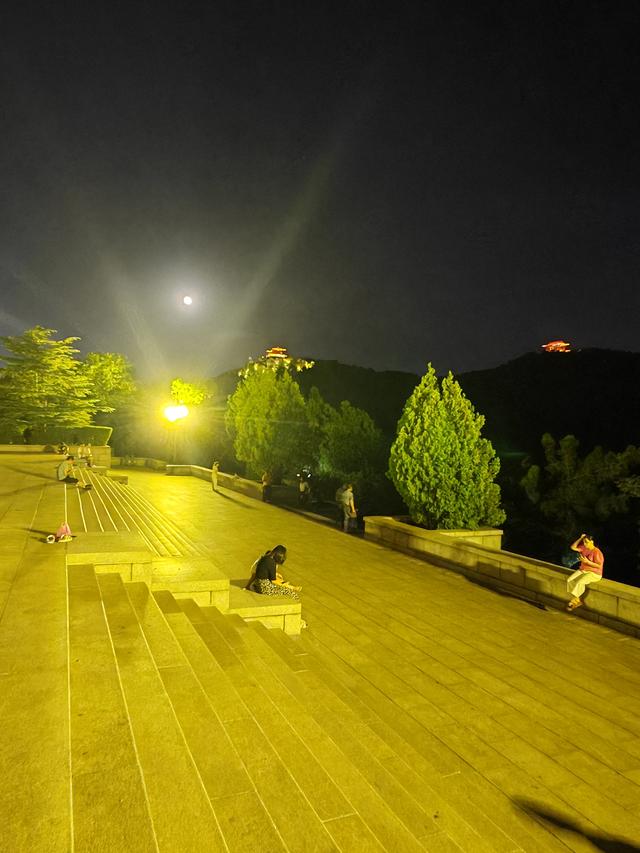 济南英雄山秋日夜景