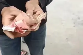 广西梧州收废品收到的床垫，竟然藏有好多现金，大发横财图片