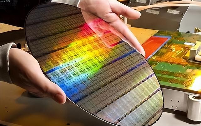 不用光刻机也能生产芯片？纳米压印技术的出现，到底靠不靠谱？
