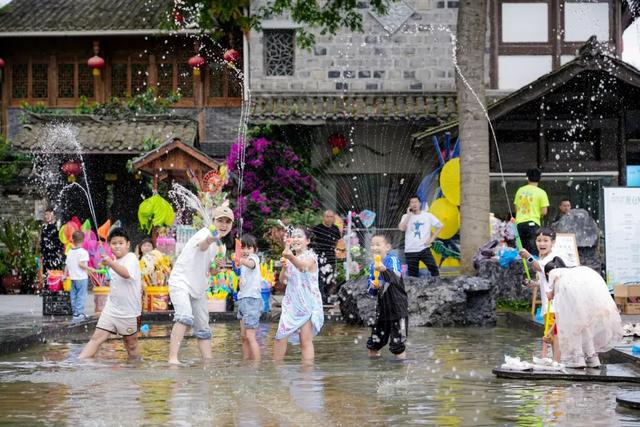 成都10大避暑古镇，溪河玩水泛舟、打水仗、捉虾网鱼…1天打来回