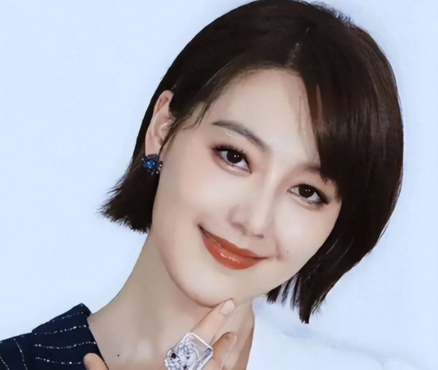 讨好大佬，陪睡上位，遭央视“开除	”，她身上的标签哪个才是真的