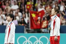 最惨的奥运冠军，夺冠后教练离场，没有国旗披身，连国人都怀疑她图片