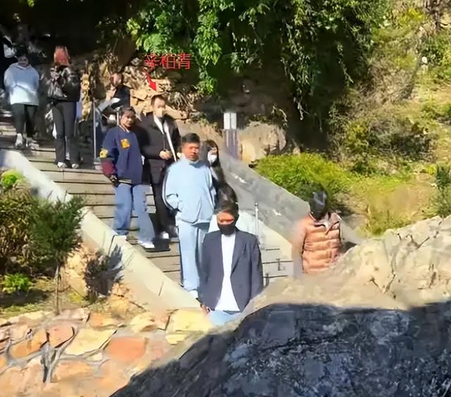 朱媛媛去世5个月后，辛柏青和李乃文现身大孤山，整个人憔悴好多
