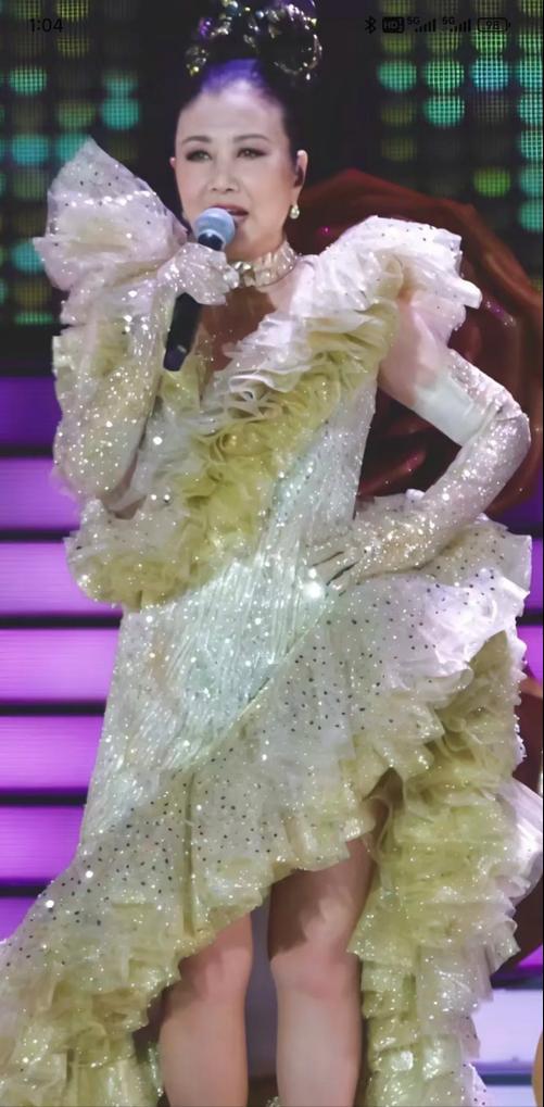 77岁还能压轴上央视春晚，无儿无女拼命赚钱，却有人给她磕头拜年