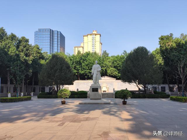 漫步华北军区烈士陵园，在白求恩大夫墓地前驻足良久