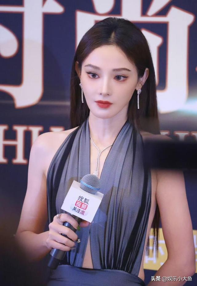 彭小苒出席搜狐时尚盛典活动	，穿挂脖深v露背纱裙走红毯性感妩媚