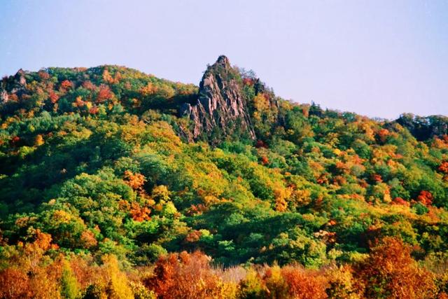来铧子山，漫步秋季的斑斓林海