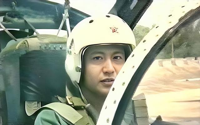 南海撞机王伟成功跳伞，为何10万人找不到他？20年后真相大白