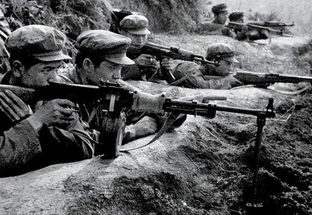 63年国庆，毛主席见到一少尉排长忽然问道：就是你“口出狂言”啊