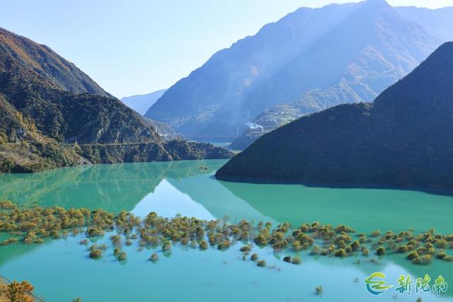 两江交汇碧波现