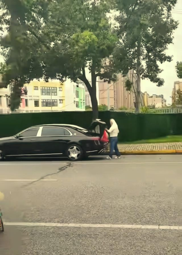 89岁王德顺晒游泳照，胸大肌饱满，全身皮肤只略微显皱，泳姿矫健