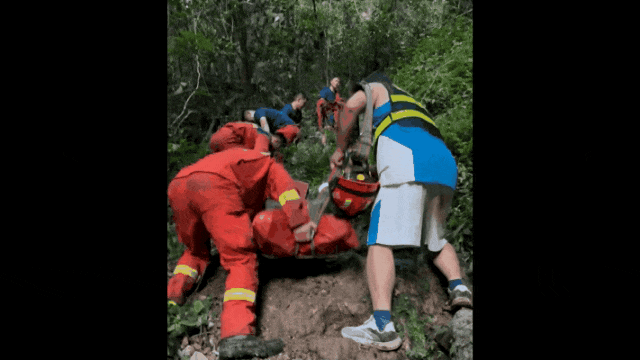一男子于开阳十万溪瀑布登山被困 消防员开启4小时担架营救