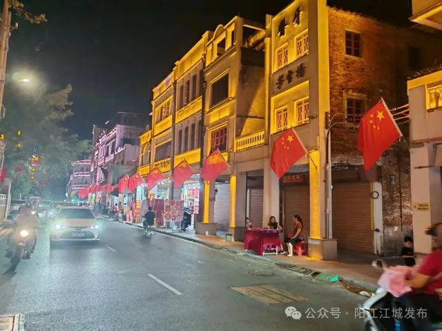 江城：国旗飘扬历史文化街区 老街焕新庆华诞