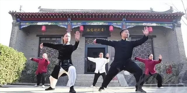 太极拳先动腰还是脚？3个层次说透，高手都在练“轴”