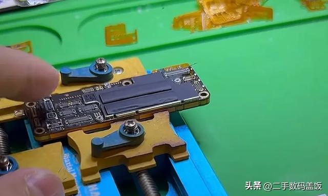 iPhone卡贴机改卡进展，华强北内置卡贴改实体双卡逐渐成为主流！