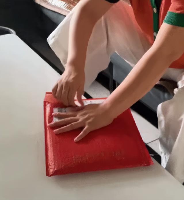 什么快递这么火，非得爸妈们亲自拆？爸妈：拆封权必须到手哈哈哈