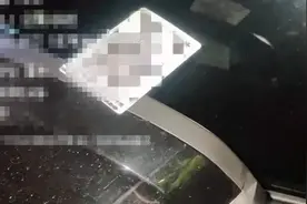 每张赚8毛5分，男子深夜贴“小卡片”，5人落网！图片